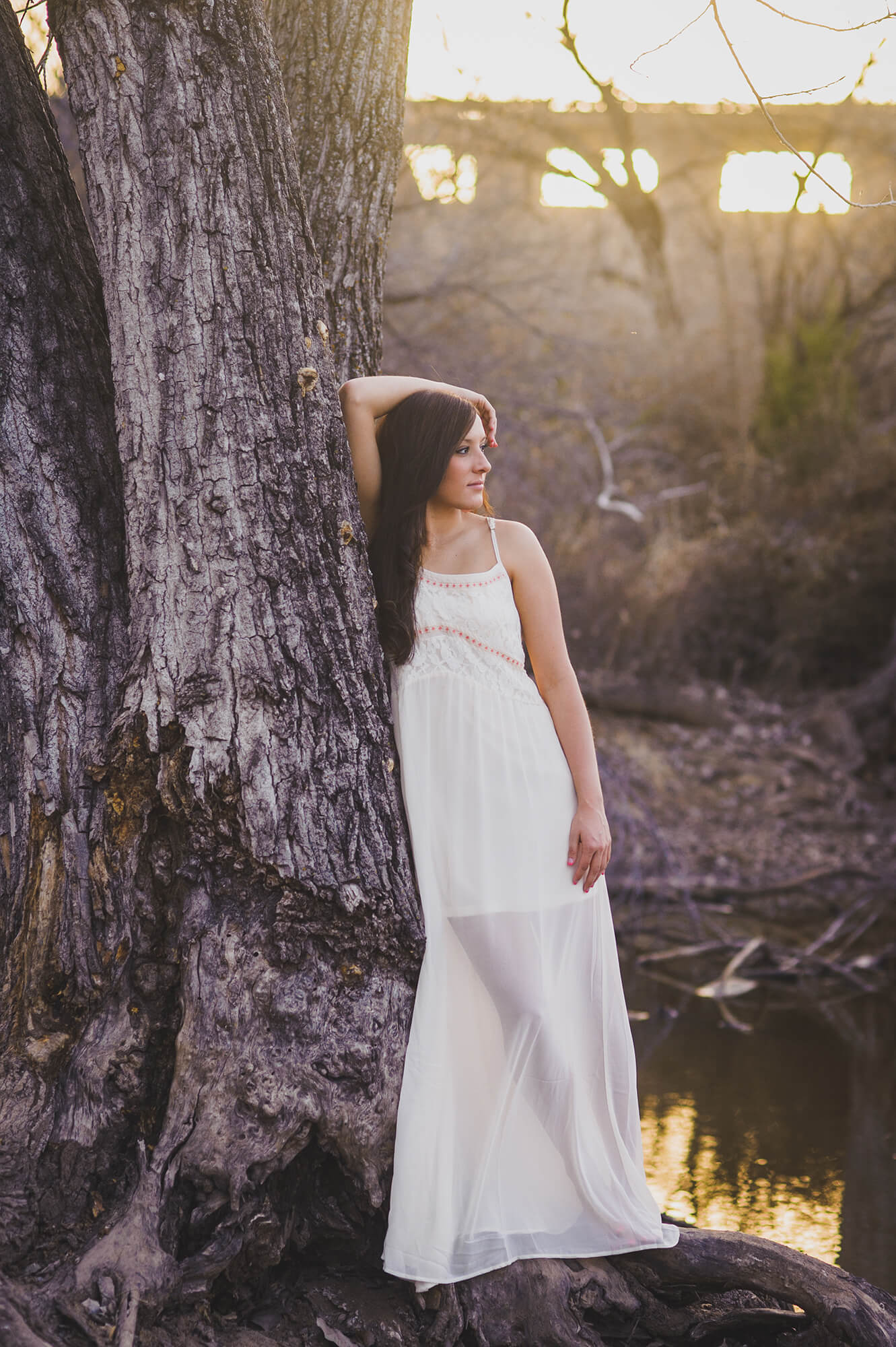 virgo photoshoot ideas for high school senior girl posing by tree