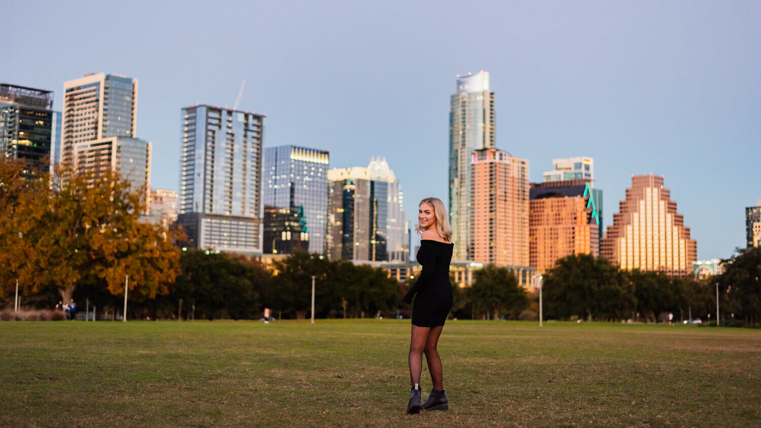 austin skyline at butler park senior girl photos