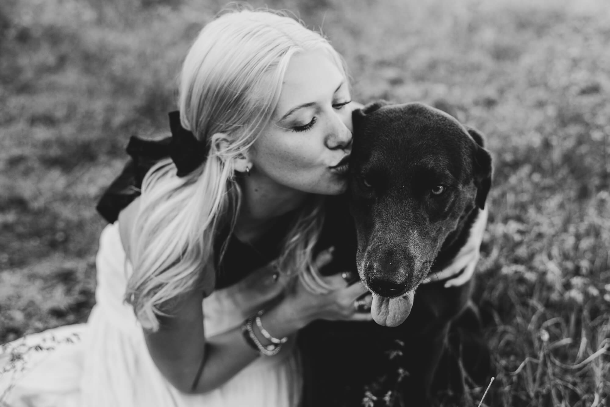 high school senior photo of girl kissing her dog