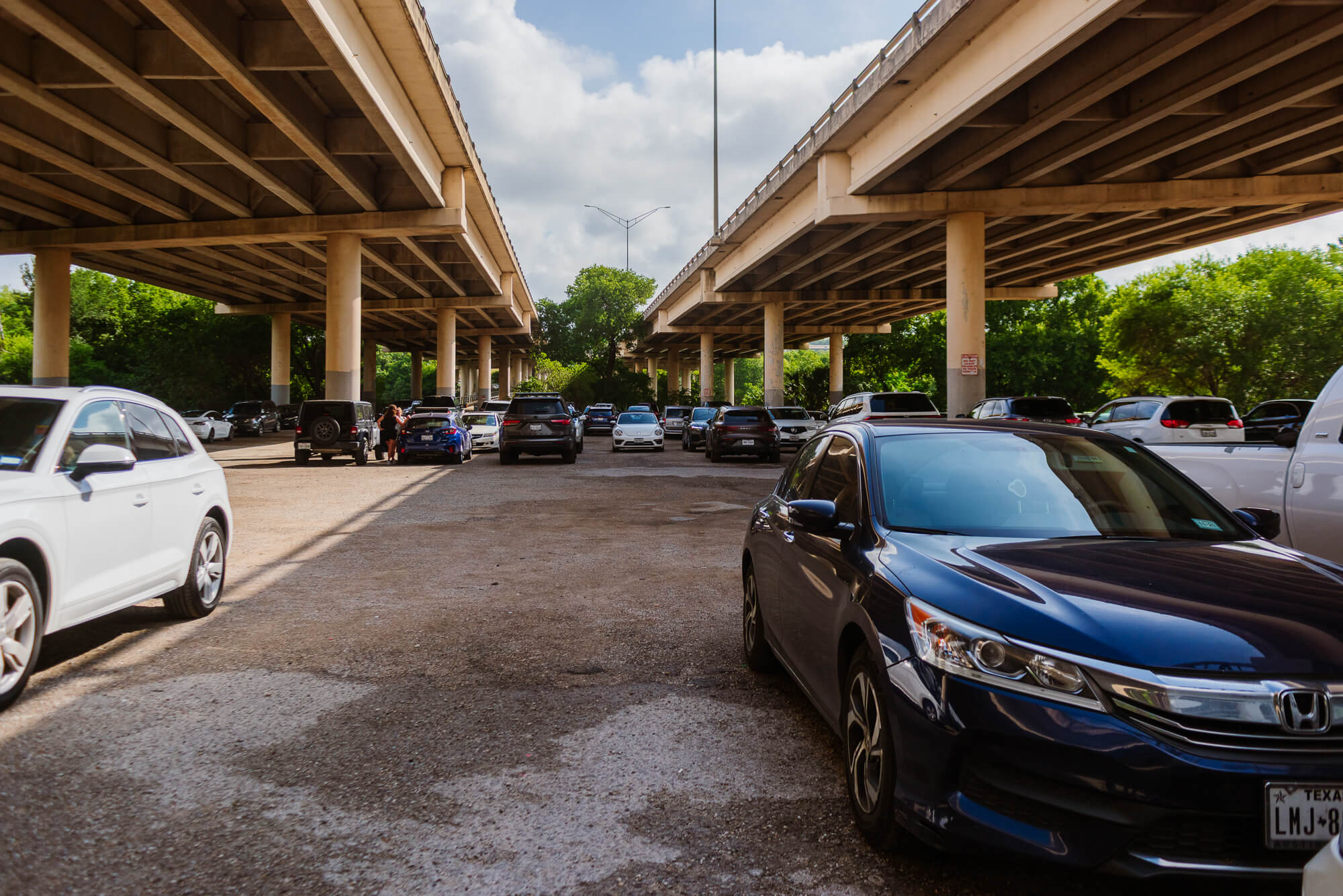 cars parked under mopac for the austin nature and science center