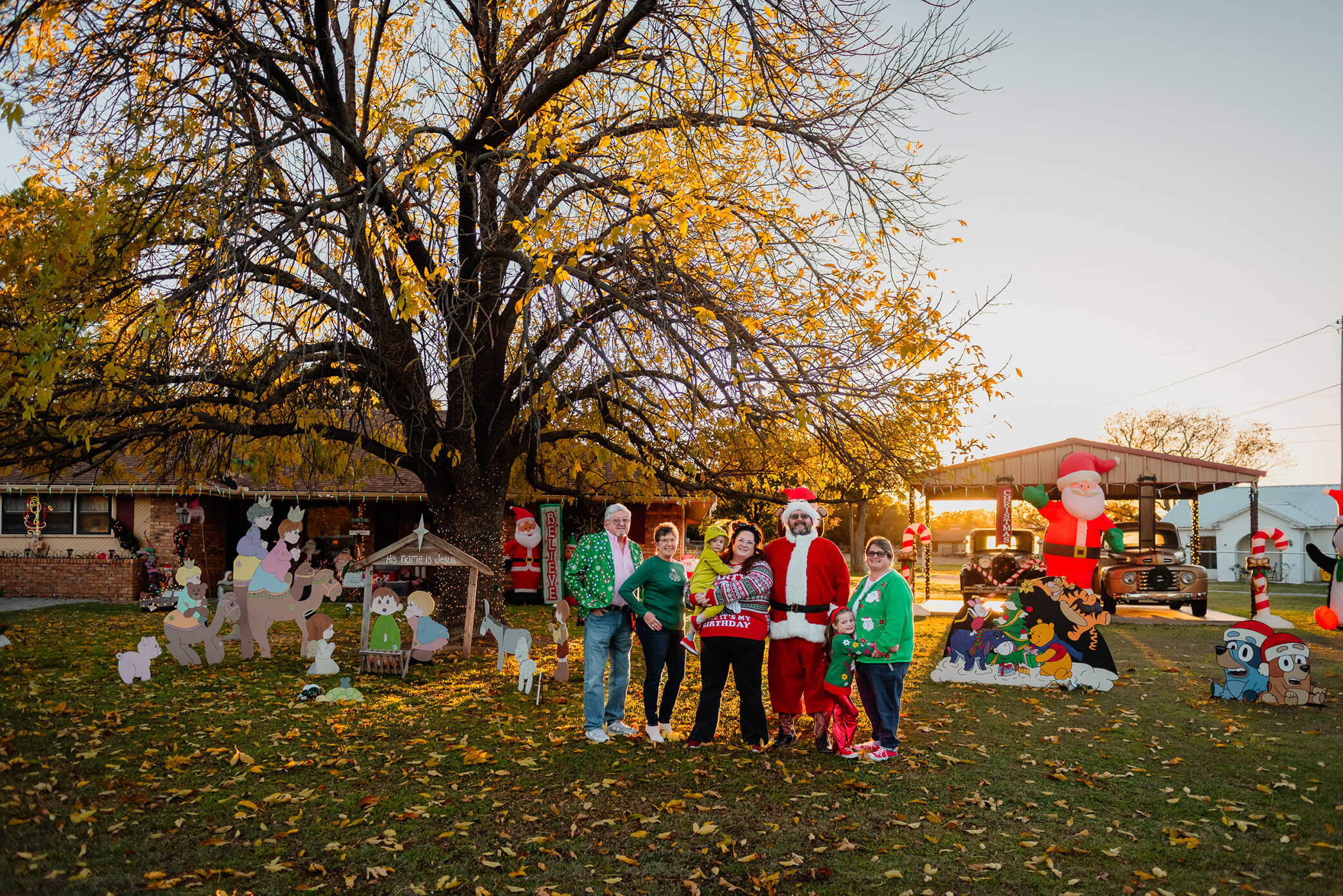 Outdoor Christmas Family Photos at Home | The Mattern Family